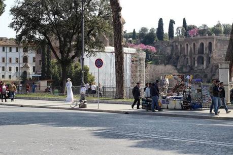 La capitale dell'incredibilmente brutto. Mille immagini da una città deturpata dall'illegaltà. Ecco come la troveranno i turisti durante i ponti