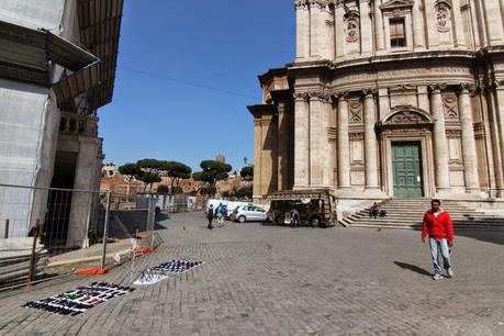 La capitale dell'incredibilmente brutto. Mille immagini da una città deturpata dall'illegaltà. Ecco come la troveranno i turisti durante i ponti
