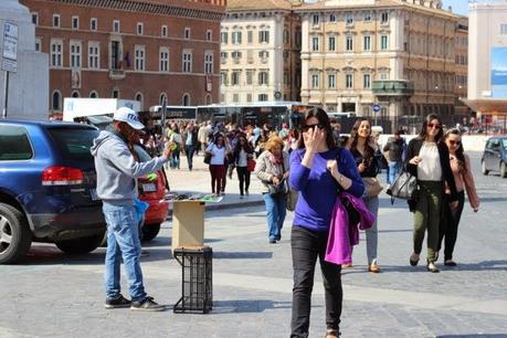 La capitale dell'incredibilmente brutto. Mille immagini da una città deturpata dall'illegaltà. Ecco come la troveranno i turisti durante i ponti