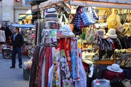 La capitale dell'incredibilmente brutto. Mille immagini da una città deturpata dall'illegaltà. Ecco come la troveranno i turisti durante i ponti