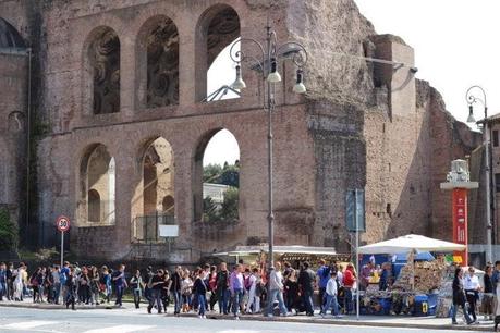 La capitale dell'incredibilmente brutto. Mille immagini da una città deturpata dall'illegaltà. Ecco come la troveranno i turisti durante i ponti