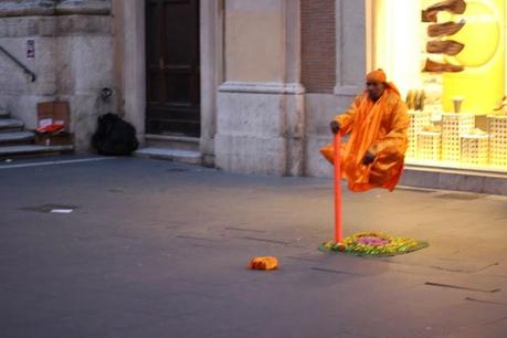 La capitale dell'incredibilmente brutto. Mille immagini da una città deturpata dall'illegaltà. Ecco come la troveranno i turisti durante i ponti
