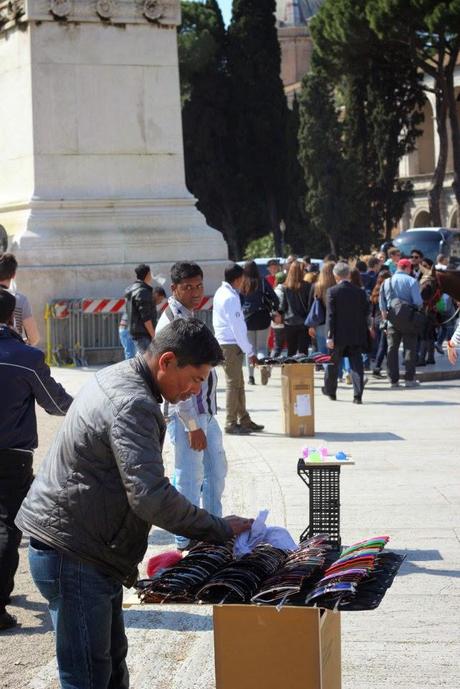 La capitale dell'incredibilmente brutto. Mille immagini da una città deturpata dall'illegaltà. Ecco come la troveranno i turisti durante i ponti