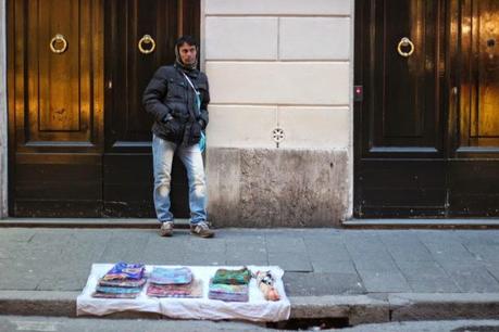 La capitale dell'incredibilmente brutto. Mille immagini da una città deturpata dall'illegaltà. Ecco come la troveranno i turisti durante i ponti