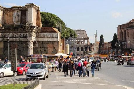 La capitale dell'incredibilmente brutto. Mille immagini da una città deturpata dall'illegaltà. Ecco come la troveranno i turisti durante i ponti