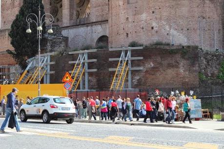 La capitale dell'incredibilmente brutto. Mille immagini da una città deturpata dall'illegaltà. Ecco come la troveranno i turisti durante i ponti