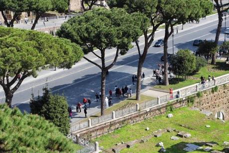 La capitale dell'incredibilmente brutto. Mille immagini da una città deturpata dall'illegaltà. Ecco come la troveranno i turisti durante i ponti