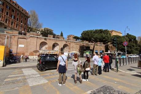 La capitale dell'incredibilmente brutto. Mille immagini da una città deturpata dall'illegaltà. Ecco come la troveranno i turisti durante i ponti