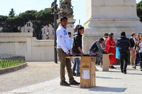 La capitale dell'incredibilmente brutto. Mille immagini da una città deturpata dall'illegaltà. Ecco come la troveranno i turisti durante i ponti