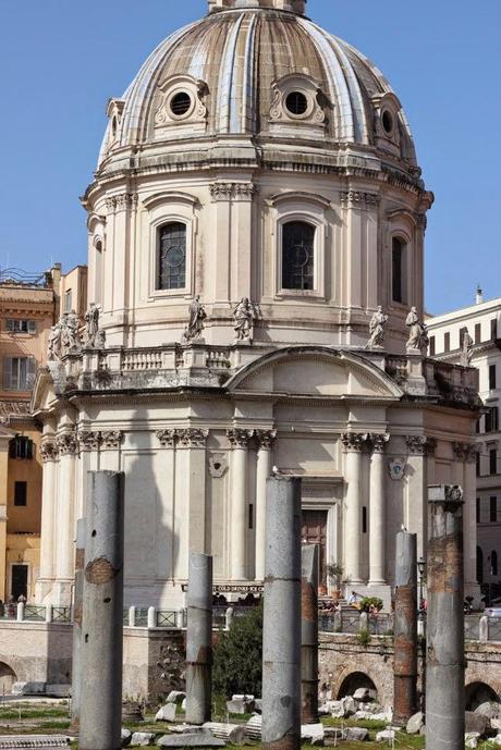 La capitale dell'incredibilmente brutto. Mille immagini da una città deturpata dall'illegaltà. Ecco come la troveranno i turisti durante i ponti