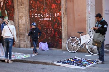 La capitale dell'incredibilmente brutto. Mille immagini da una città deturpata dall'illegaltà. Ecco come la troveranno i turisti durante i ponti