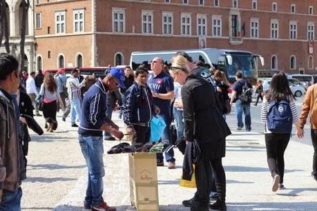 La capitale dell'incredibilmente brutto. Mille immagini da una città deturpata dall'illegaltà. Ecco come la troveranno i turisti durante i ponti