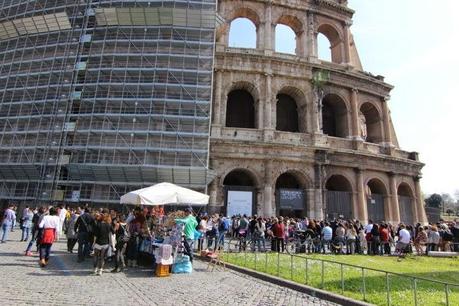 La capitale dell'incredibilmente brutto. Mille immagini da una città deturpata dall'illegaltà. Ecco come la troveranno i turisti durante i ponti