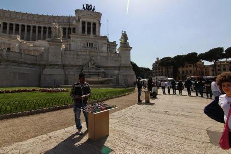 La capitale dell'incredibilmente brutto. Mille immagini da una città deturpata dall'illegaltà. Ecco come la troveranno i turisti durante i ponti