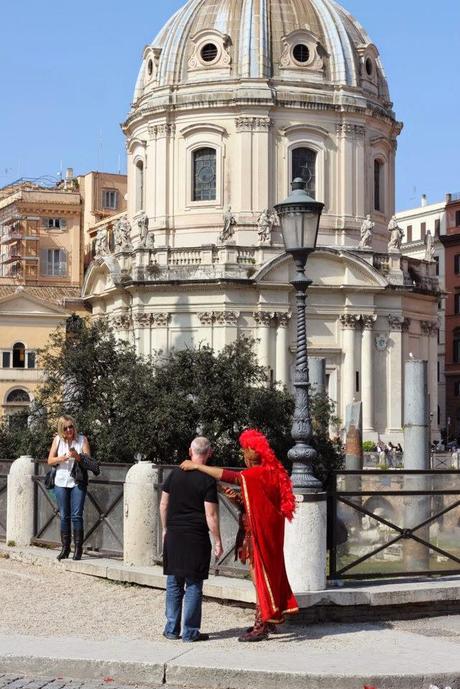 La capitale dell'incredibilmente brutto. Mille immagini da una città deturpata dall'illegaltà. Ecco come la troveranno i turisti durante i ponti