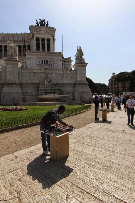 La capitale dell'incredibilmente brutto. Mille immagini da una città deturpata dall'illegaltà. Ecco come la troveranno i turisti durante i ponti