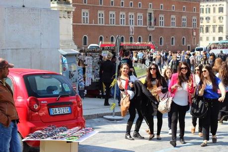 La capitale dell'incredibilmente brutto. Mille immagini da una città deturpata dall'illegaltà. Ecco come la troveranno i turisti durante i ponti