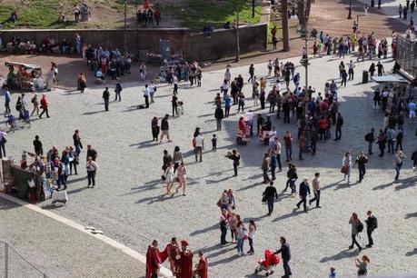 La capitale dell'incredibilmente brutto. Mille immagini da una città deturpata dall'illegaltà. Ecco come la troveranno i turisti durante i ponti