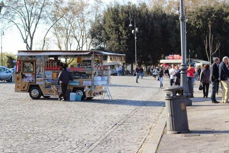 La capitale dell'incredibilmente brutto. Mille immagini da una città deturpata dall'illegaltà. Ecco come la troveranno i turisti durante i ponti