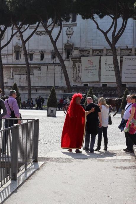 La capitale dell'incredibilmente brutto. Mille immagini da una città deturpata dall'illegaltà. Ecco come la troveranno i turisti durante i ponti