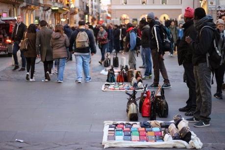 La capitale dell'incredibilmente brutto. Mille immagini da una città deturpata dall'illegaltà. Ecco come la troveranno i turisti durante i ponti