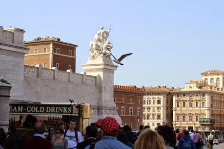 La capitale dell'incredibilmente brutto. Mille immagini da una città deturpata dall'illegaltà. Ecco come la troveranno i turisti durante i ponti