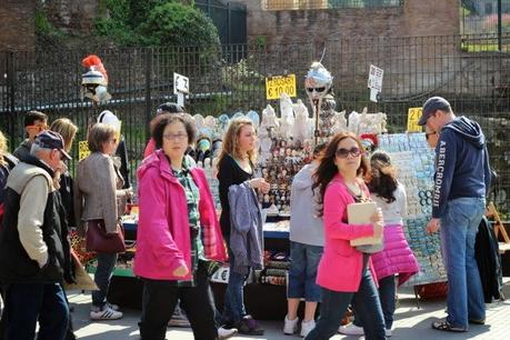 La capitale dell'incredibilmente brutto. Mille immagini da una città deturpata dall'illegaltà. Ecco come la troveranno i turisti durante i ponti