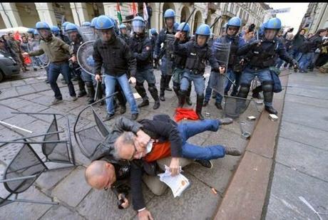 1 maggio, a Torino scontri tra polizia e manifestanti