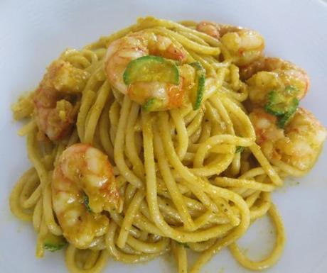 spaghetti con gamberi e crema di fiori di zucca