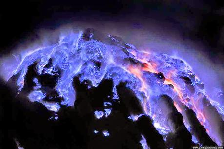 vulcano erutta lava blu