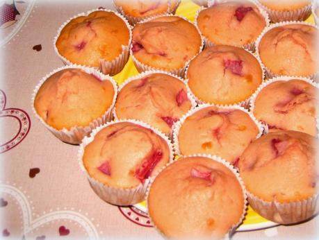 MUFFINS CON PEZZI DI FRAGOLE