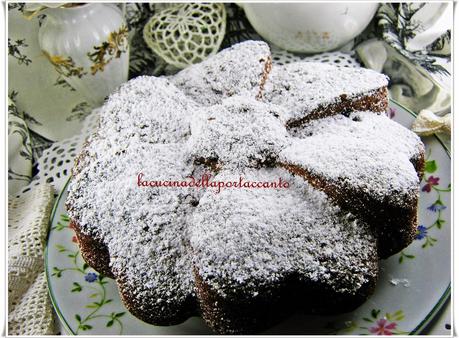 Torta alla farina di castagne con gocce di cioccolato, mandorle e uvetta