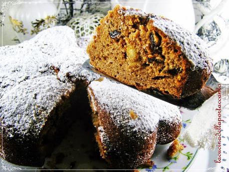 Torta alla farina di castagne con gocce di cioccolato, mandorle e uvetta