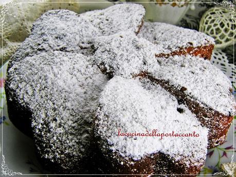 Torta alla farina di castagne con gocce di cioccolato, mandorle e uvetta