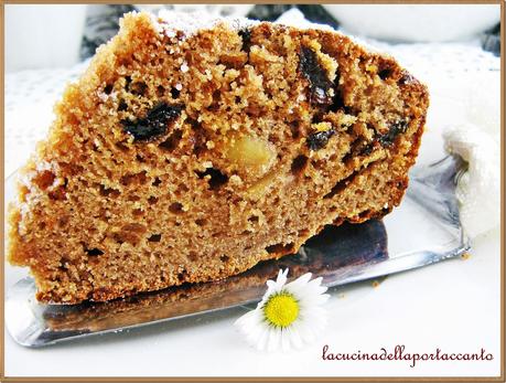 Torta alla farina di castagne con gocce di cioccolato, mandorle e uvetta