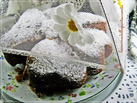 Torta alla farina di castagne con gocce di cioccolato, mandorle e uvetta