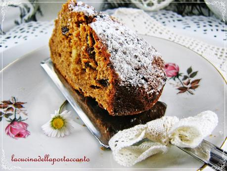 Torta alla farina di castagne con gocce di cioccolato, mandorle e uvetta