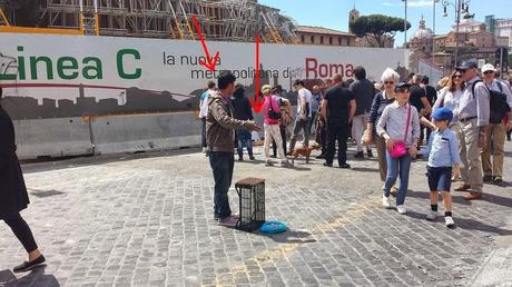 Primo Maggio a Via dei Fori Imperiali. Un ambulante abusivo ogni 5 metri, questa la media testimoniata dalle immagini