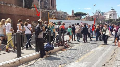 Primo Maggio a Via dei Fori Imperiali. Un ambulante abusivo ogni 5 metri, questa la media testimoniata dalle immagini