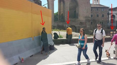 Primo Maggio a Via dei Fori Imperiali. Un ambulante abusivo ogni 5 metri, questa la media testimoniata dalle immagini