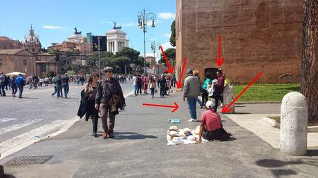 Primo Maggio a Via dei Fori Imperiali. Un ambulante abusivo ogni 5 metri, questa la media testimoniata dalle immagini