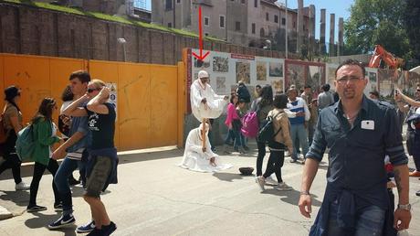 Primo Maggio a Via dei Fori Imperiali. Un ambulante abusivo ogni 5 metri, questa la media testimoniata dalle immagini