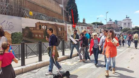 Primo Maggio a Via dei Fori Imperiali. Un ambulante abusivo ogni 5 metri, questa la media testimoniata dalle immagini