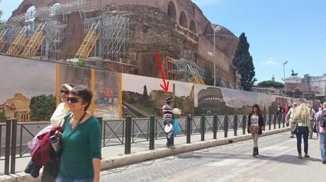 Primo Maggio a Via dei Fori Imperiali. Un ambulante abusivo ogni 5 metri, questa la media testimoniata dalle immagini