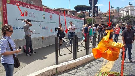 Primo Maggio a Via dei Fori Imperiali. Un ambulante abusivo ogni 5 metri, questa la media testimoniata dalle immagini