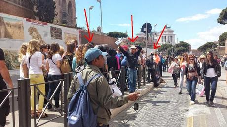 Primo Maggio a Via dei Fori Imperiali. Un ambulante abusivo ogni 5 metri, questa la media testimoniata dalle immagini