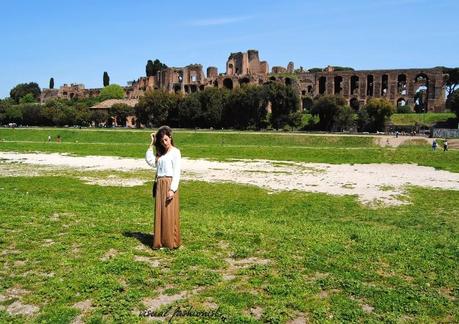 Roma, Circo Massimo, una gonna lunga ed un cappello