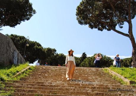 Roma, Circo Massimo, una gonna lunga ed un cappello