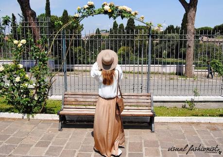 Roma, Circo Massimo, una gonna lunga ed un cappello