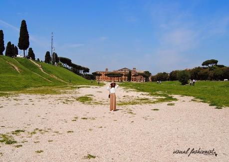 Roma, Circo Massimo, una gonna lunga ed un cappello